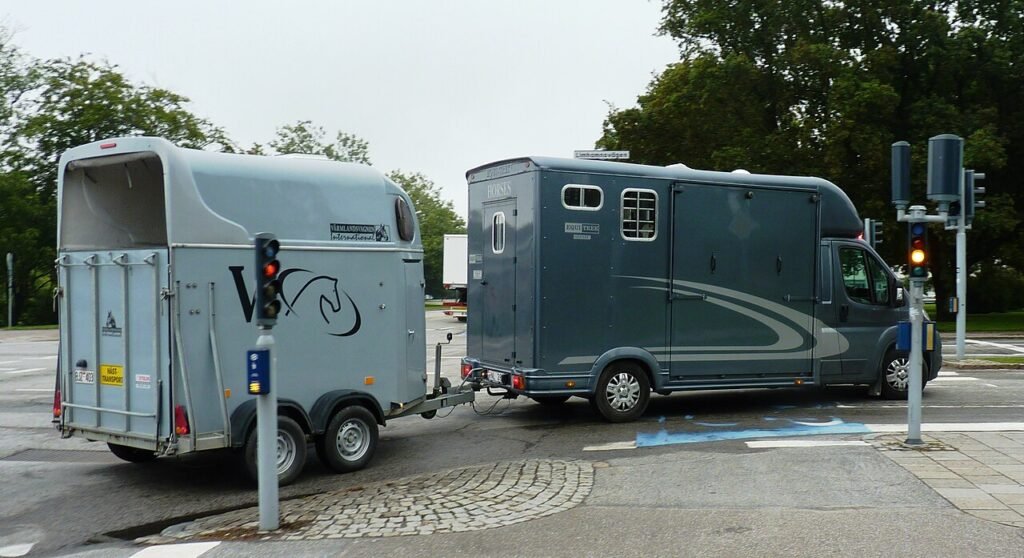 BE Führerschein machen: Transporter mit Pferdeanhänger