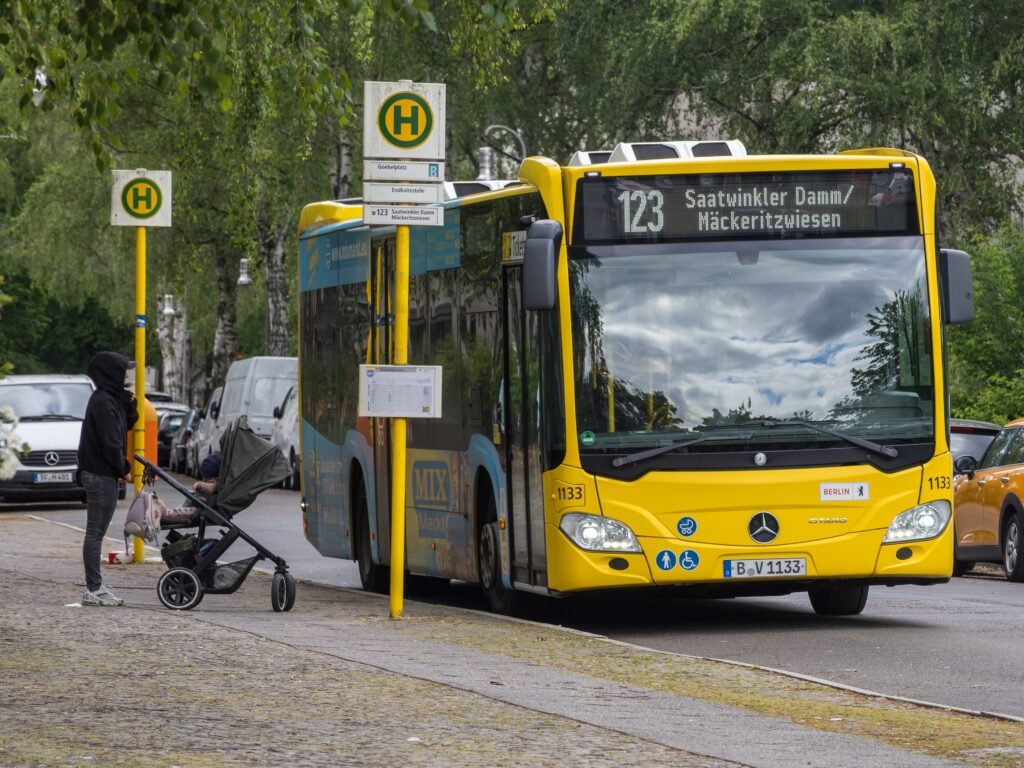 Gelber Linienbus der Klasse D an einer Haltestelle in Berlin