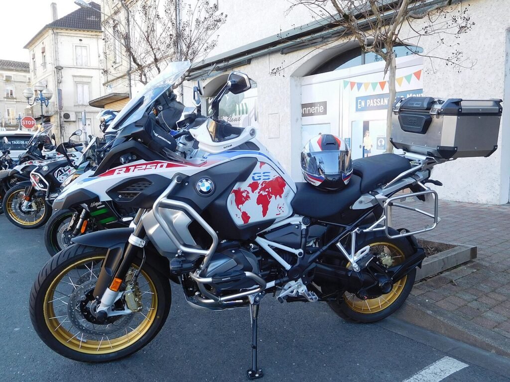 Führerschein A: Reiseenduro mit Helm