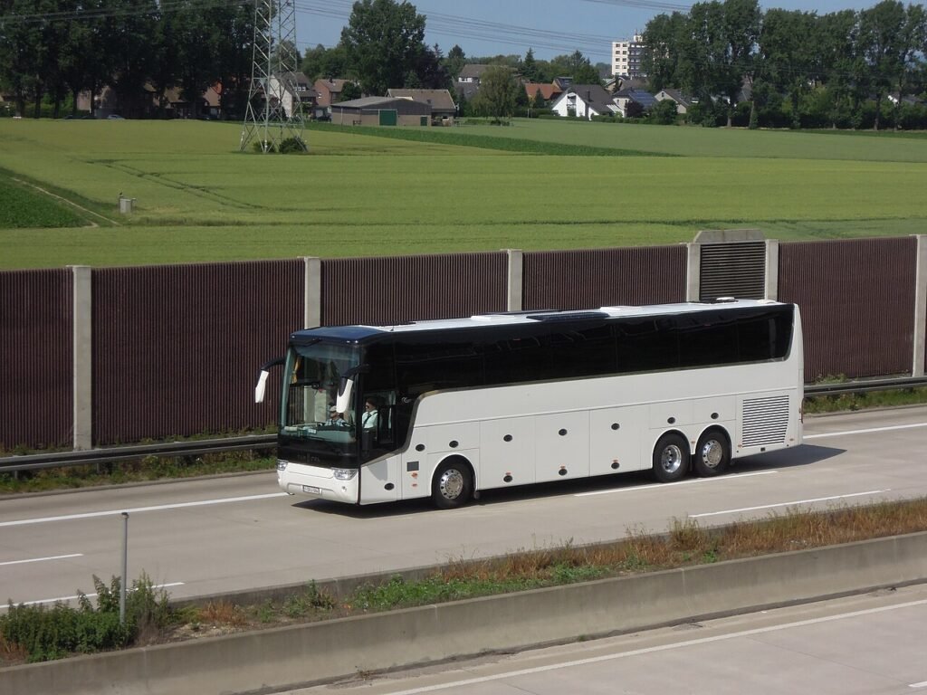 Führerschein Klasse D: Reisebus auf der Autobahn
